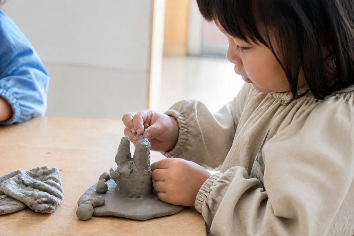 粘土あそびに集中する子ども