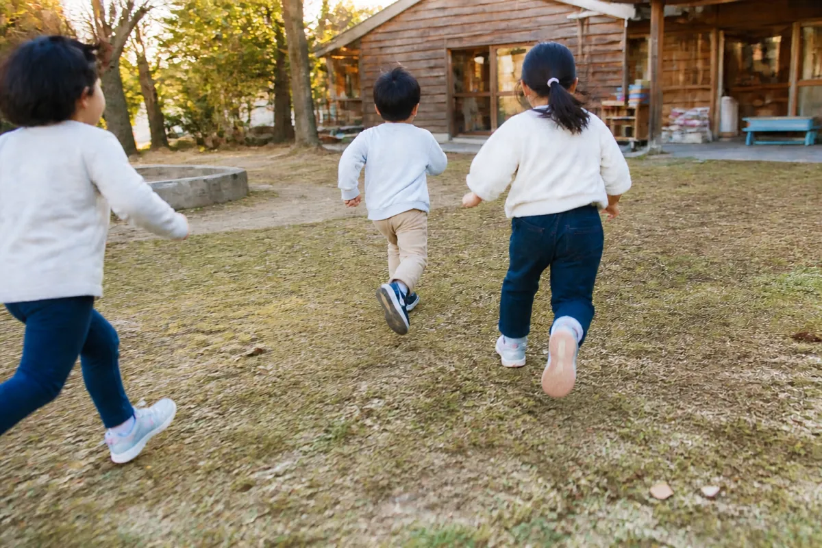 園庭を走る子どもたち